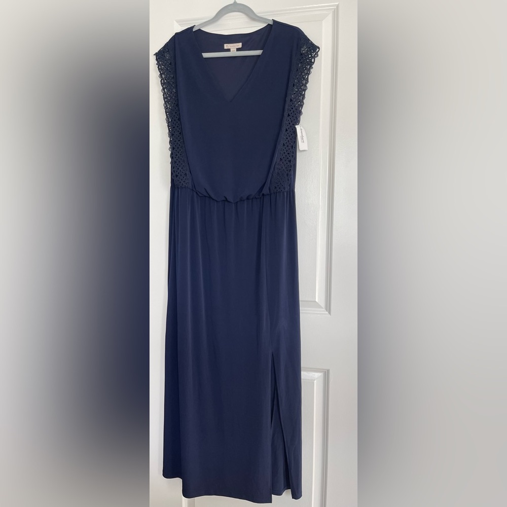 Bought for wedding never worn. Still has tag. 5’7” for reference Smoke free home